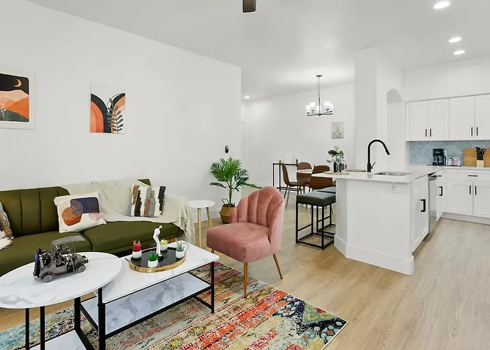 Cozysuites By The Stadium With Pool 10 *