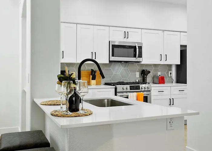 Cozysuites By The Stadium With Pool 10 Apartment